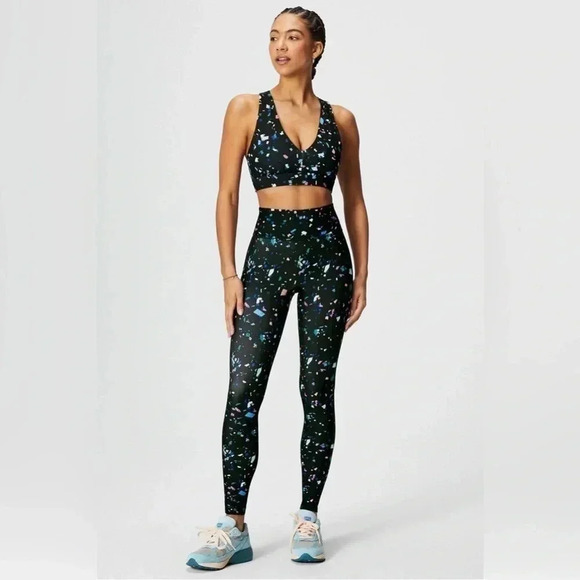 Womens Fabletics Padded Sports Bra V Neck‎ Size S Back Cut Out Detail - Picture 1 of 8